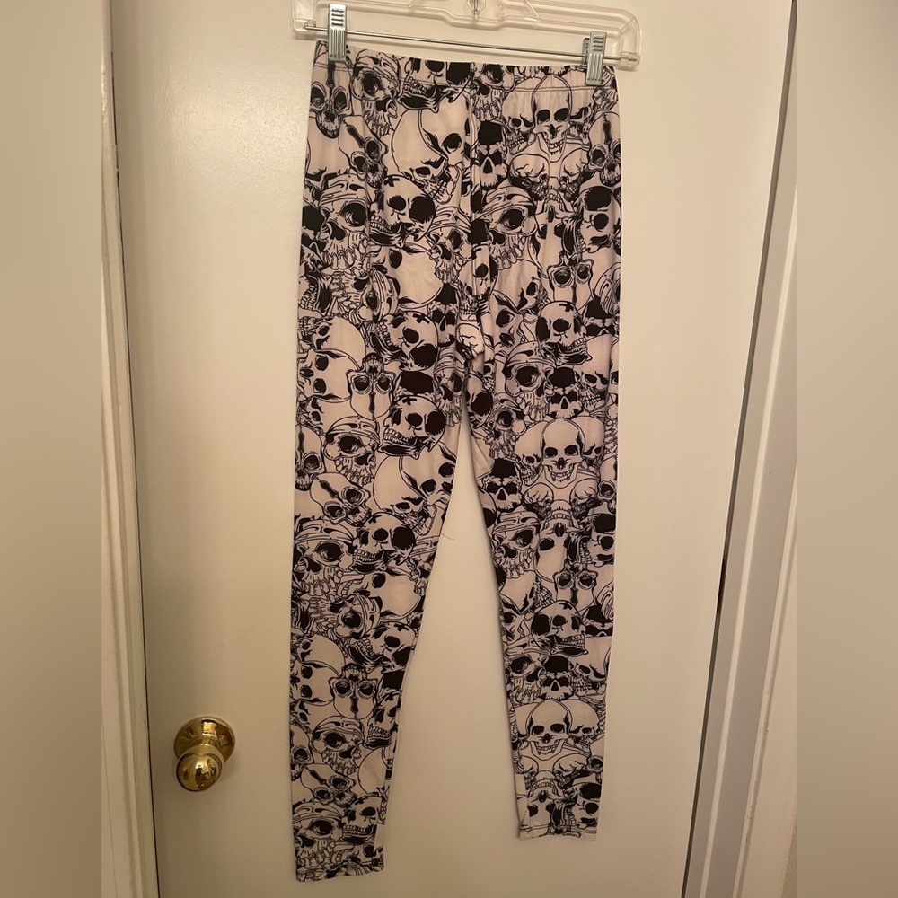 Black and white skull leggings